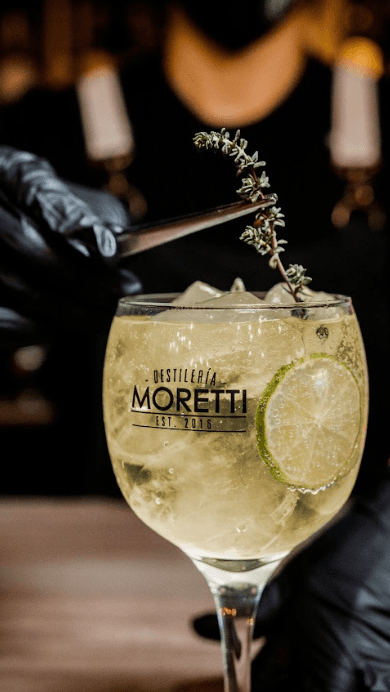 Moretti Gin Bar presenta cinco cócteles de verano en el Paseo Vía Viva de Belgrano