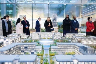 Delegación internacional recorre la sede central de JD.com en Beijing para analizar innovación digital