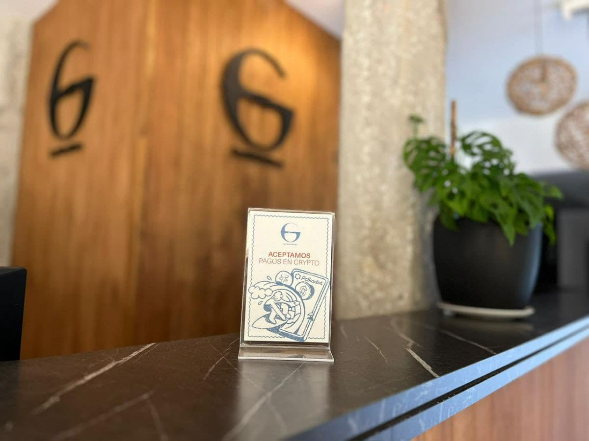 Las Golondrinas adopta pagos en dólares digitales y ofrece descuento en sus hoteles regionales