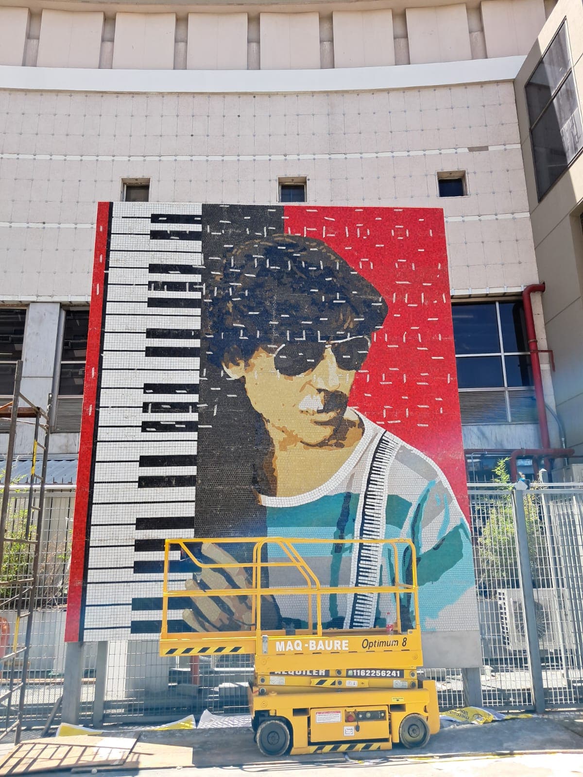 Mural homenaje a Charly García incorpora soluciones técnicas para garantizar su durabilidad urbana
