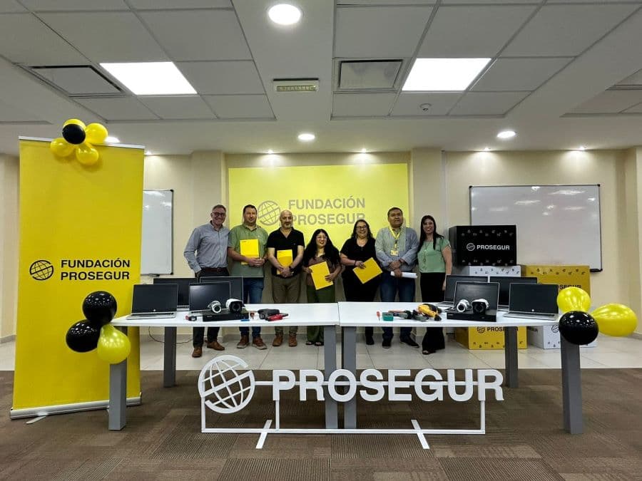 Fundación Prosegur dona 1.000 equipos tecnológicos a escuelas técnicas en Argentina