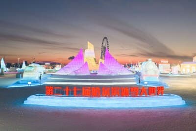 Harbin inaugura la 27.ª edición del Ice-Snow World con récord de hielo y nieve en China