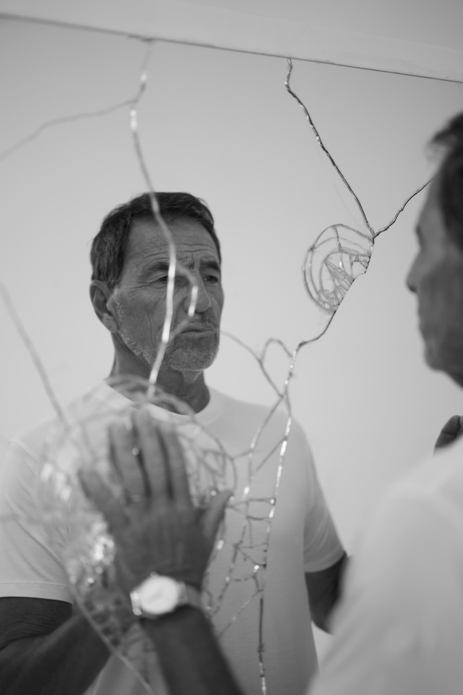 Tascani presenta una campaña con Martín Seefeld sobre identidad, moda y reflejo