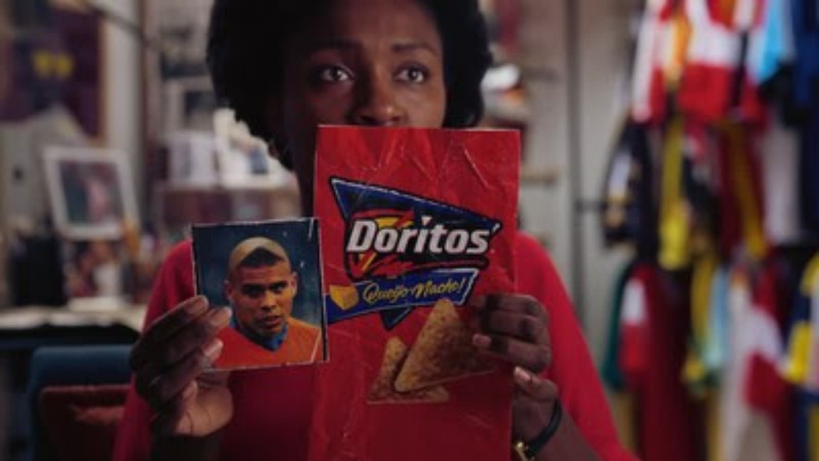 Doritos reinterpreta el corte de Ronaldo en 2002 con “La Teoría del Tríangulo”