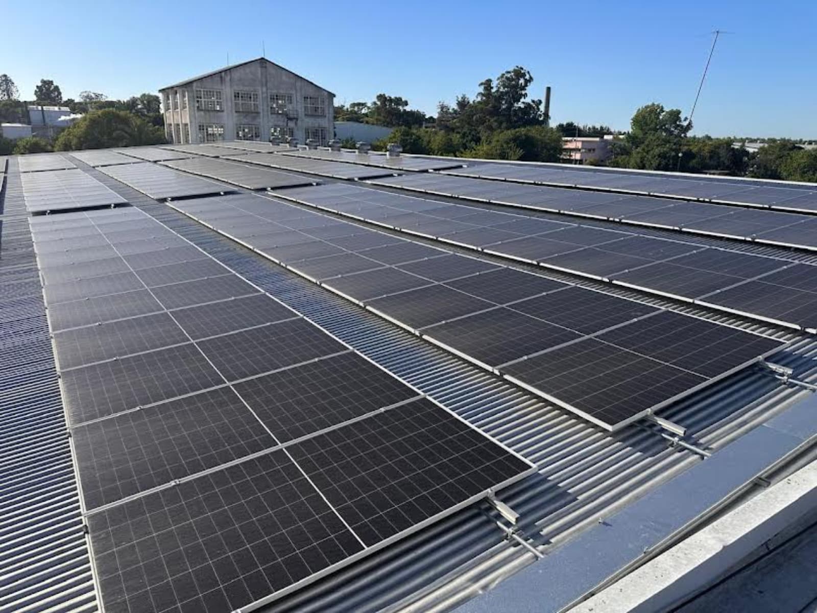 Grupo CGM amplía su negocio con paneles solares para naves industriales