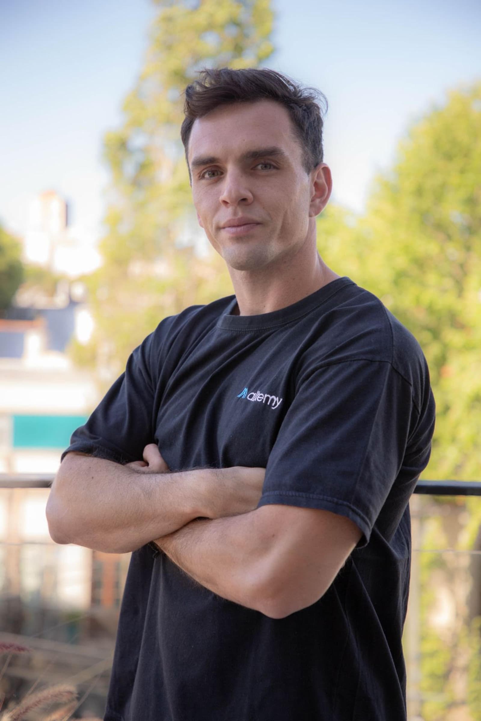 Alkemy probó un tutor escolar con IA en primaria y midió adopción