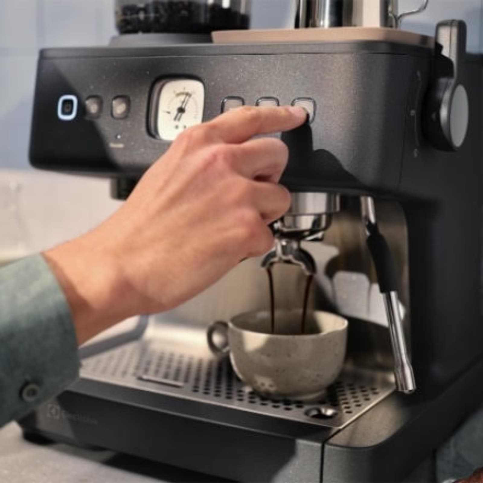 Electrolux presenta en Argentina la cafetera Espresso Expert ECM90 con molinillo integrado