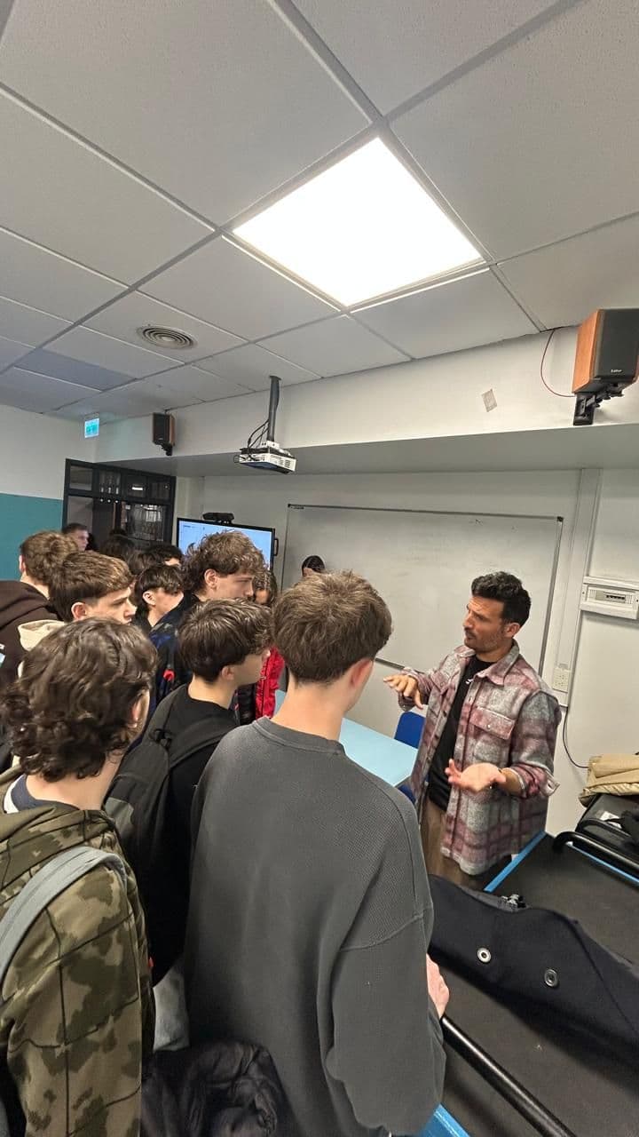 Simplestate desarrolla programa de educación financiera para jóvenes en escuelas argentinas