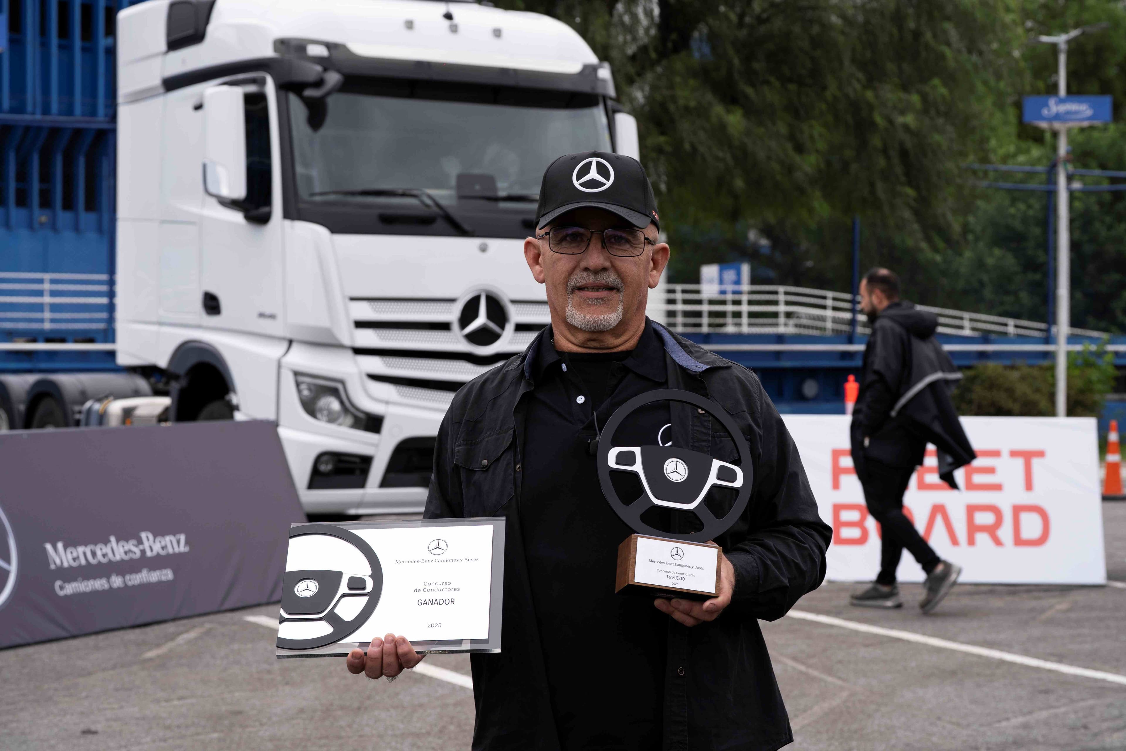 Cristian Martínez de Zárate distinguido como mejor conductor de camiones Actros en Argentina