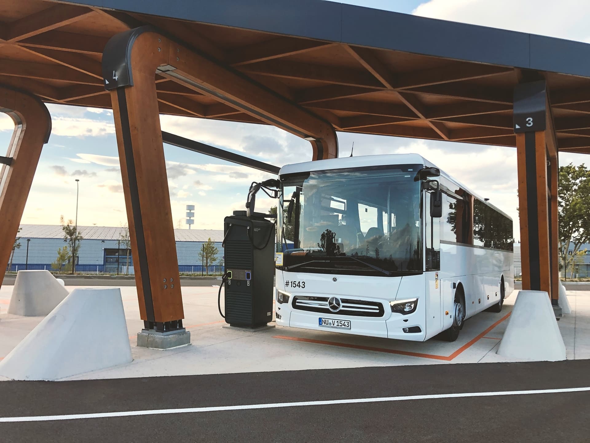 Daimler Buses implementará estaciones públicas de recarga para buses eléctricos en Alemania desde 2026