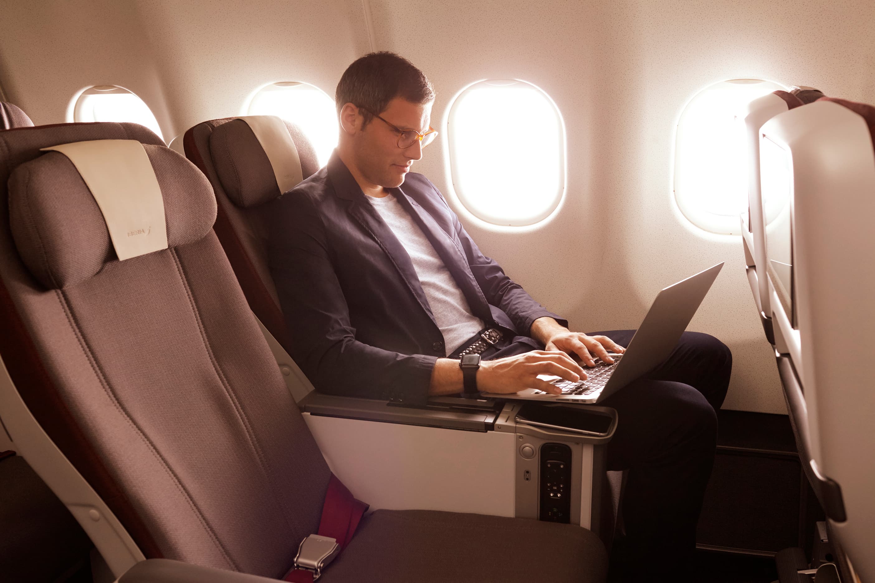 Iberia actualiza On Business y extiende bonificaciones directas a empresas y agencias de viajes