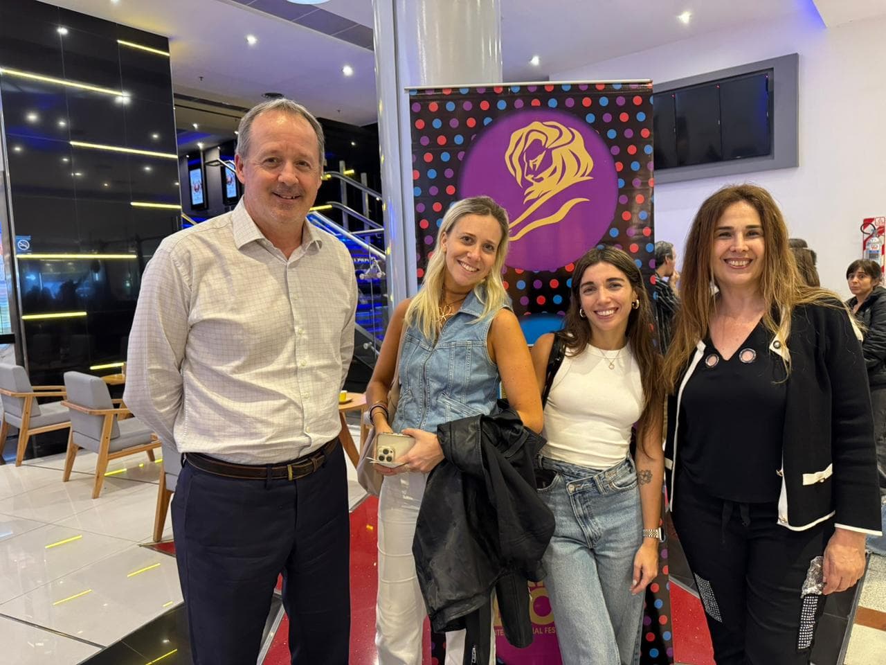 FilmSuez organiza una avant premiere exclusiva de “Locamente” en Atlas Alcorta para anunciantes