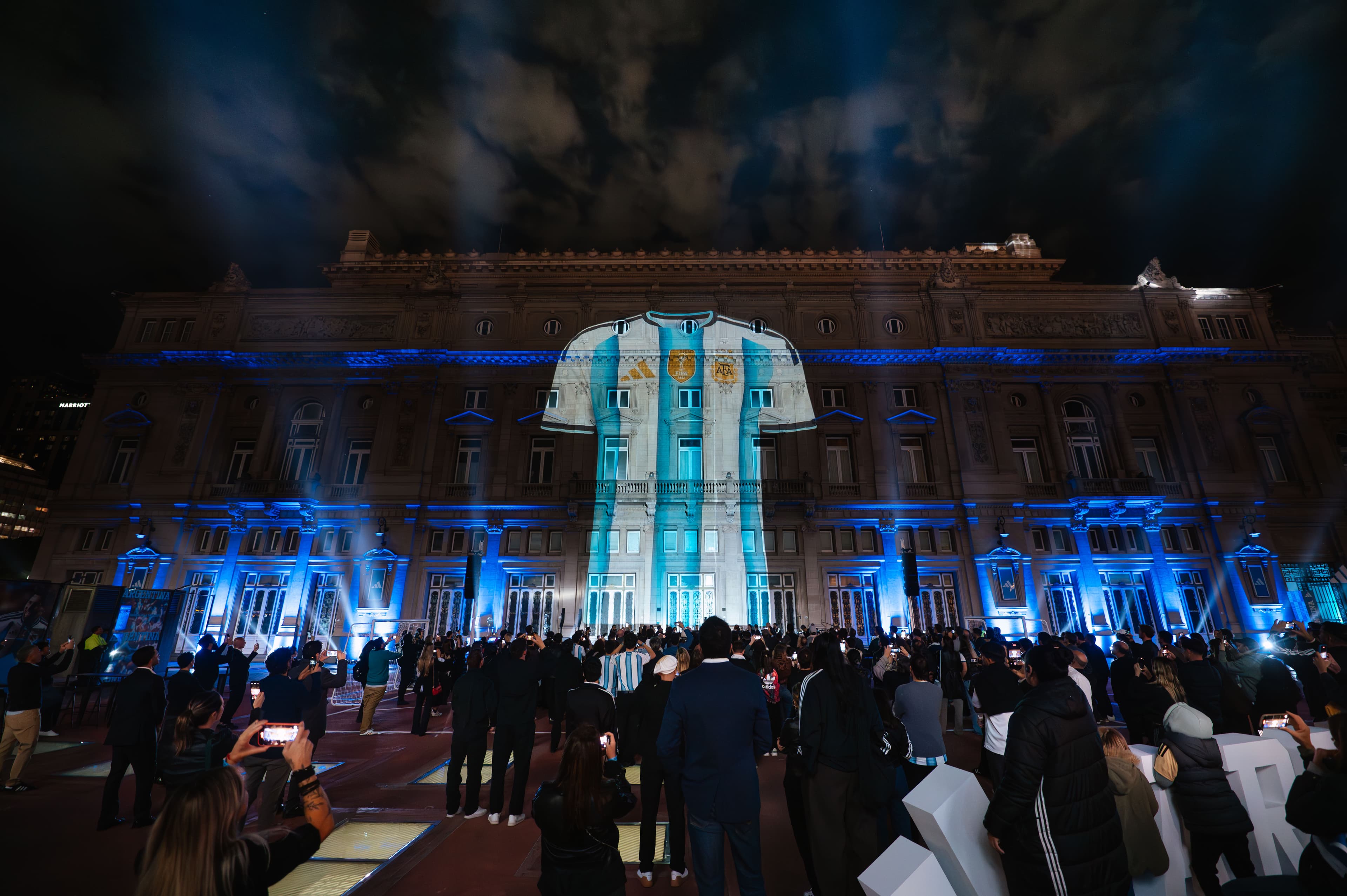 Adidas presenta la nueva camiseta titular de la Selección Argentina para la Copa Mundial 2026