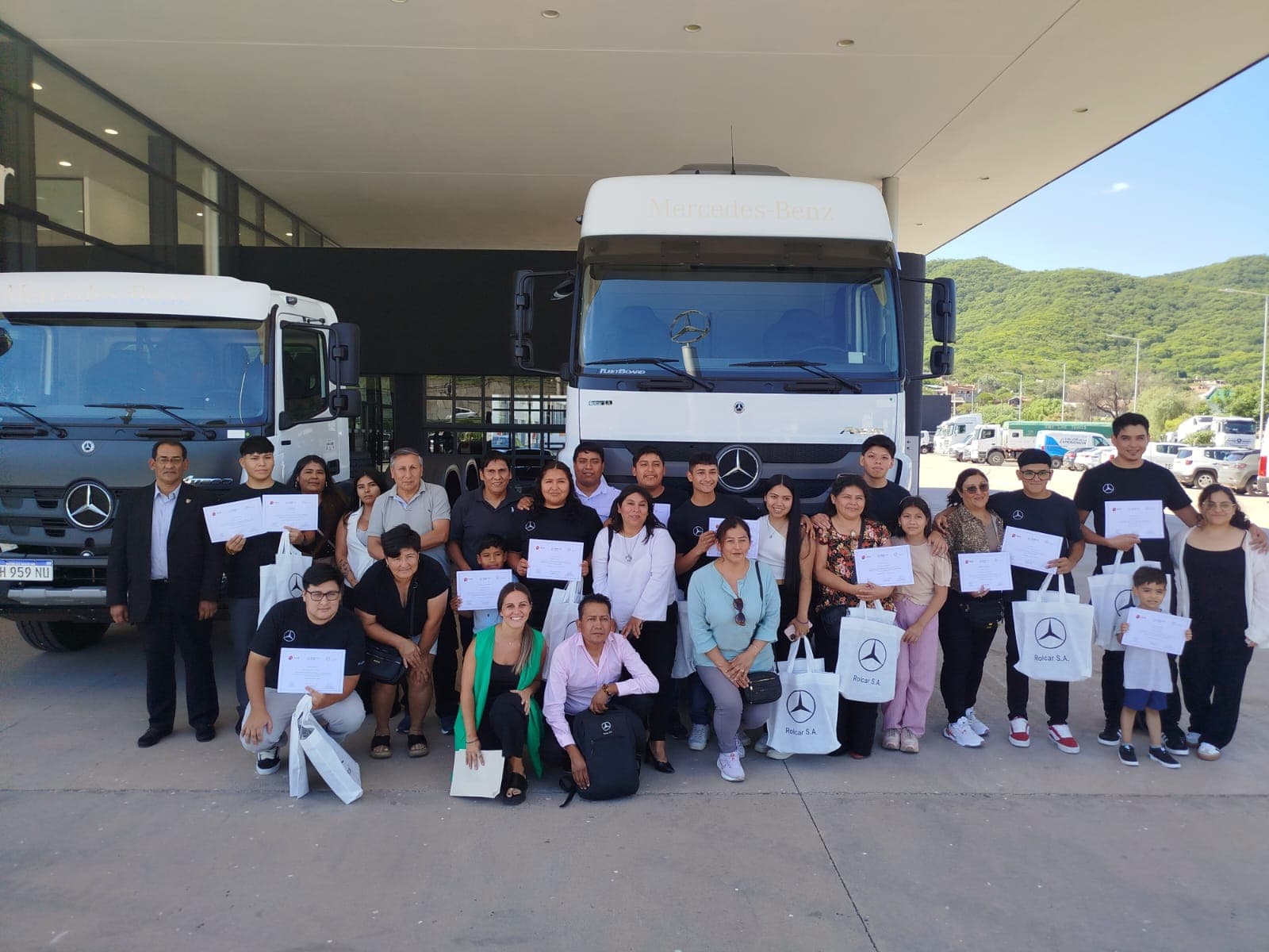 Mercedes-Benz Camiones y Buses gradúa a 17 jóvenes en la tercera edición de TruckCionar Futuro