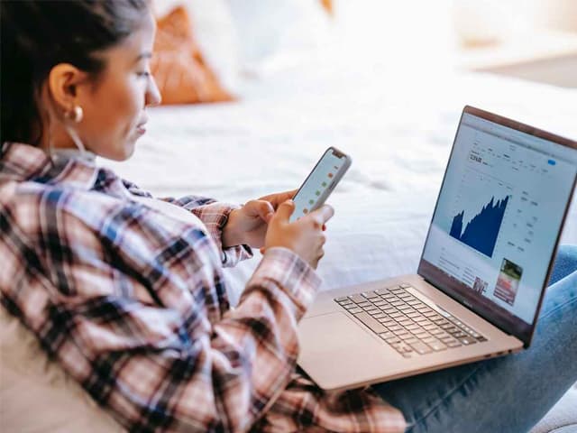 Las mujeres pagan sin atraso y 63% están bancarizadas