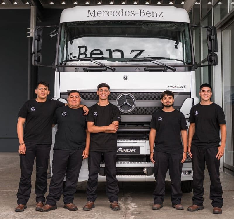 Mercedes-Benz Camiones y Buses celebra la graduación de la segunda edición de "TruckCionar Futuro"