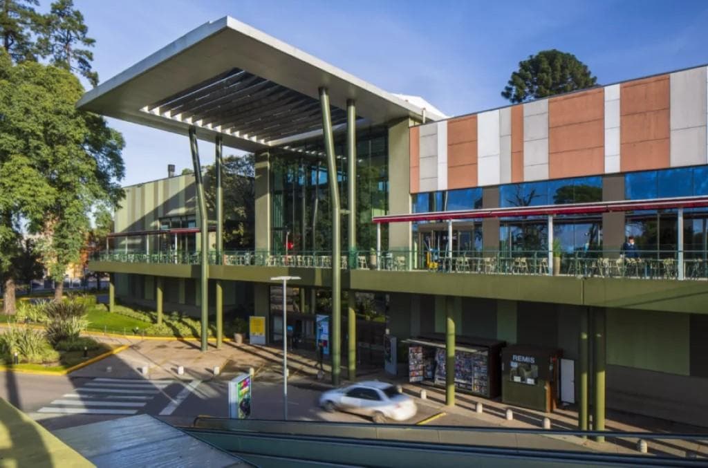 Irsa compró un shopping de Carrefour y la cadena francesa expandirá su negocio principal