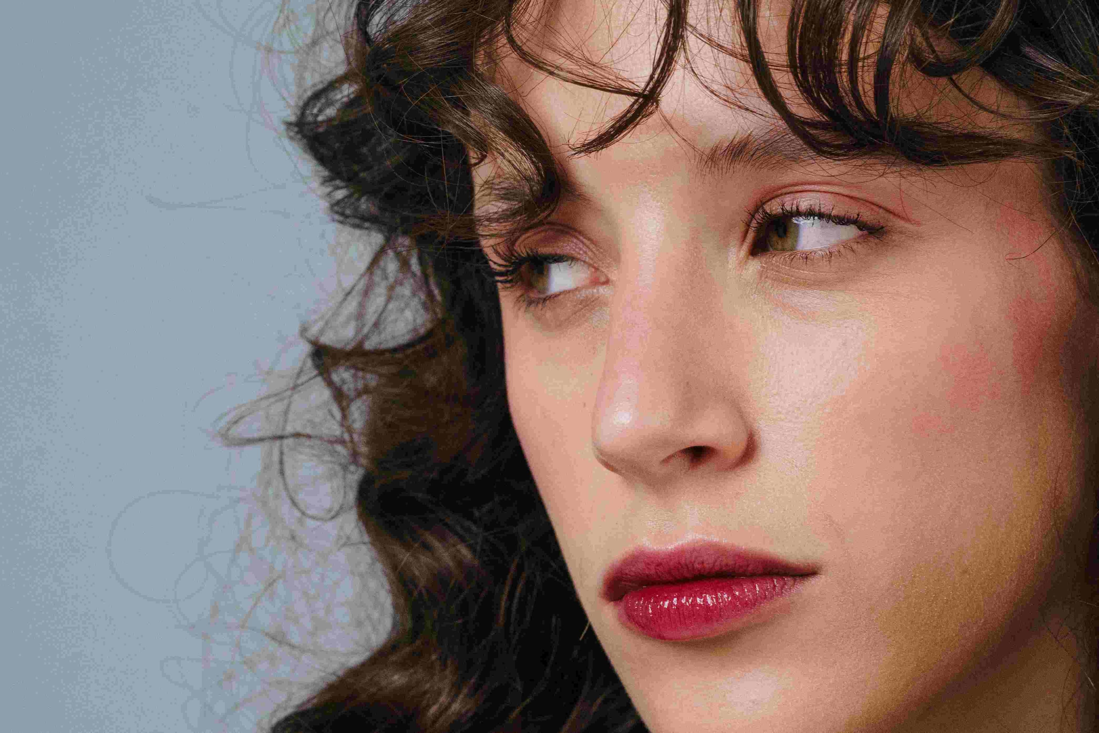 La estética nostálgica de los 90s vuelve a las tendencias de maquillaje