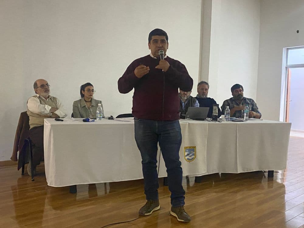 Santa Cruz presentó la ley de cierre de minas a la comunidad de Puerto San Julián