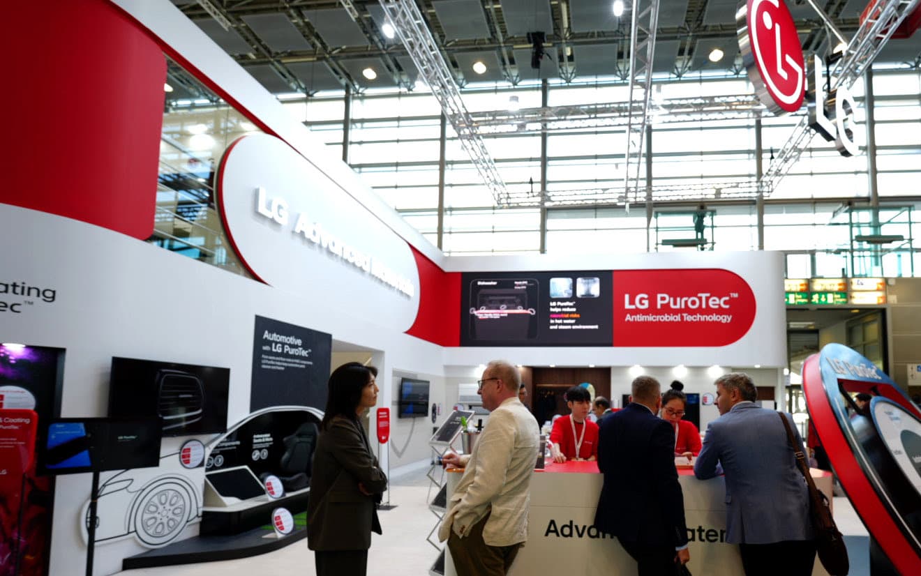 LG presenta PuroTec, aditivo antimicrobiano, en la feria K de Düsseldorf, Alemania