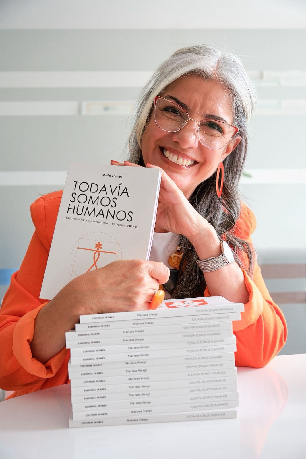 Mariana Stange presenta “Todavía Somos Humanos” en la sede de CUCICBA