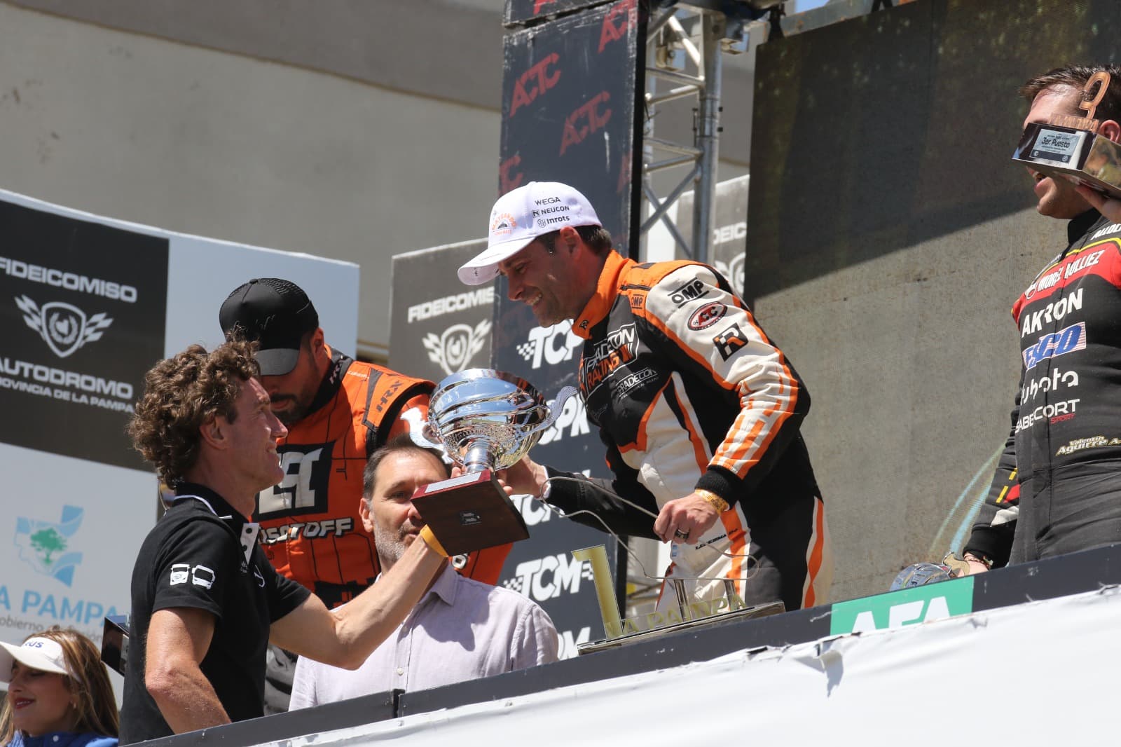 Mercedes-Benz Camiones y Buses entregó su tradicional trofeo en el Turismo Carretera de Toay