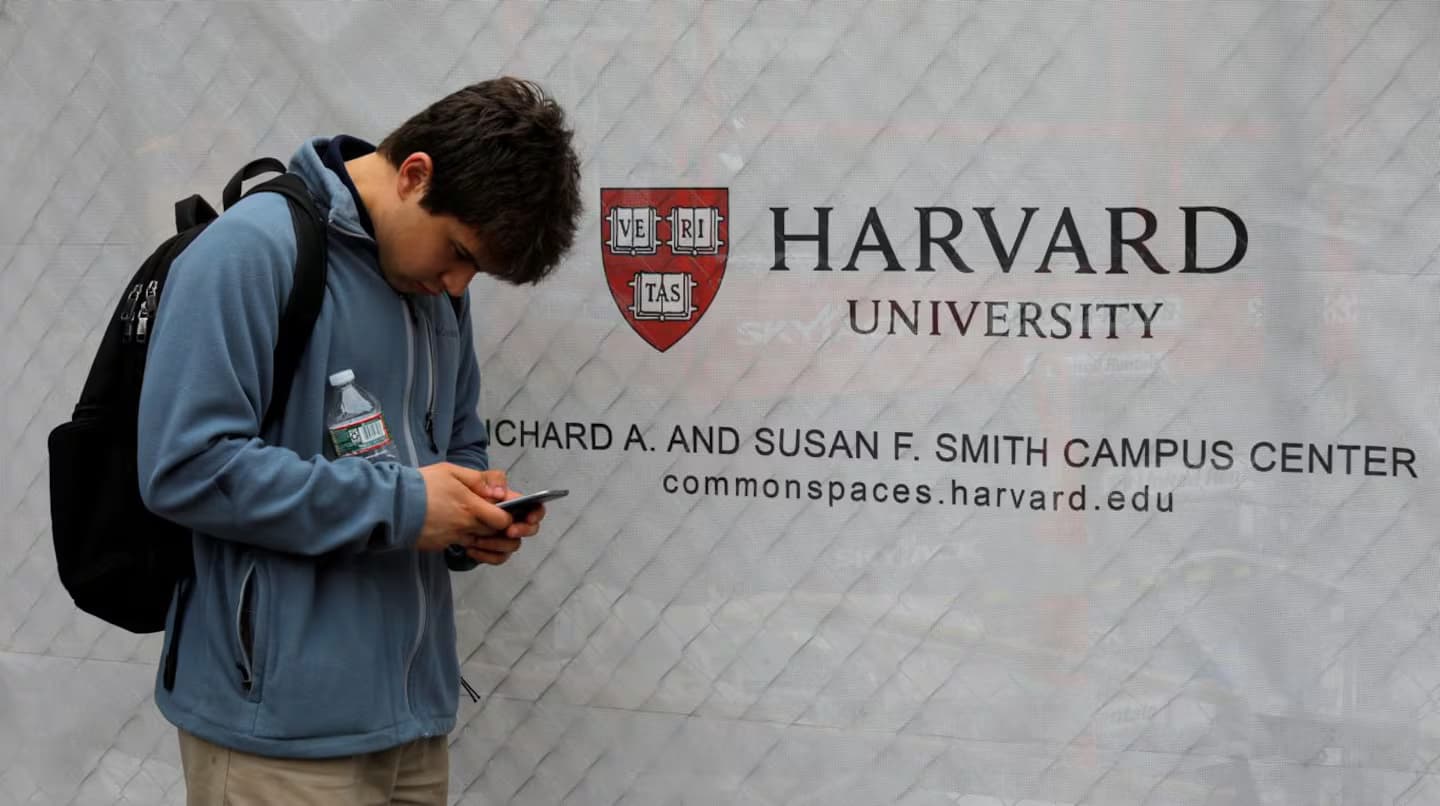 Harvard sufre filtración de datos tras ataque de vishing dirigido a área de exalumnos