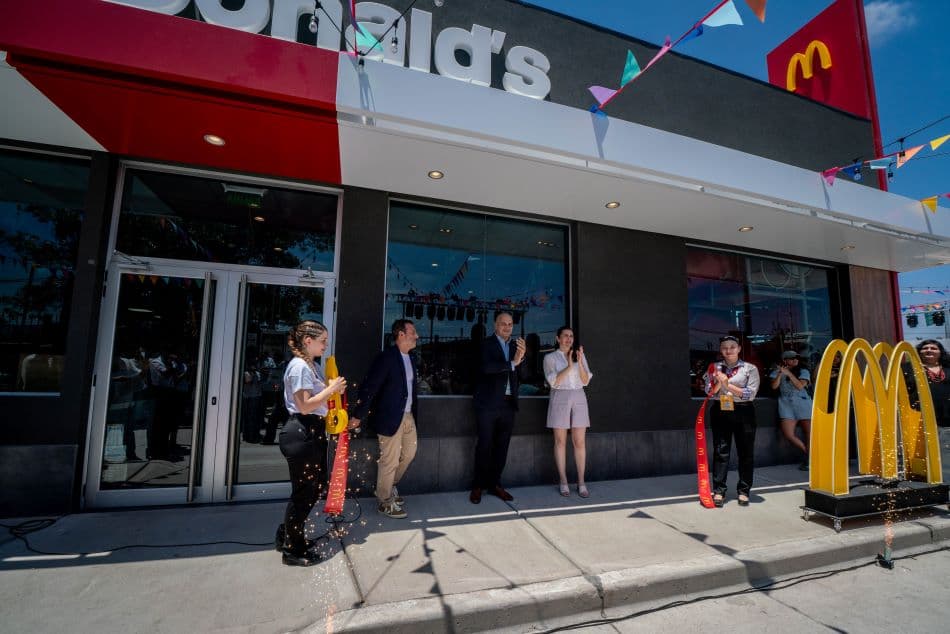 McDonald’s inaugura dos nuevos restaurantes, creando 180 puestos de trabajo