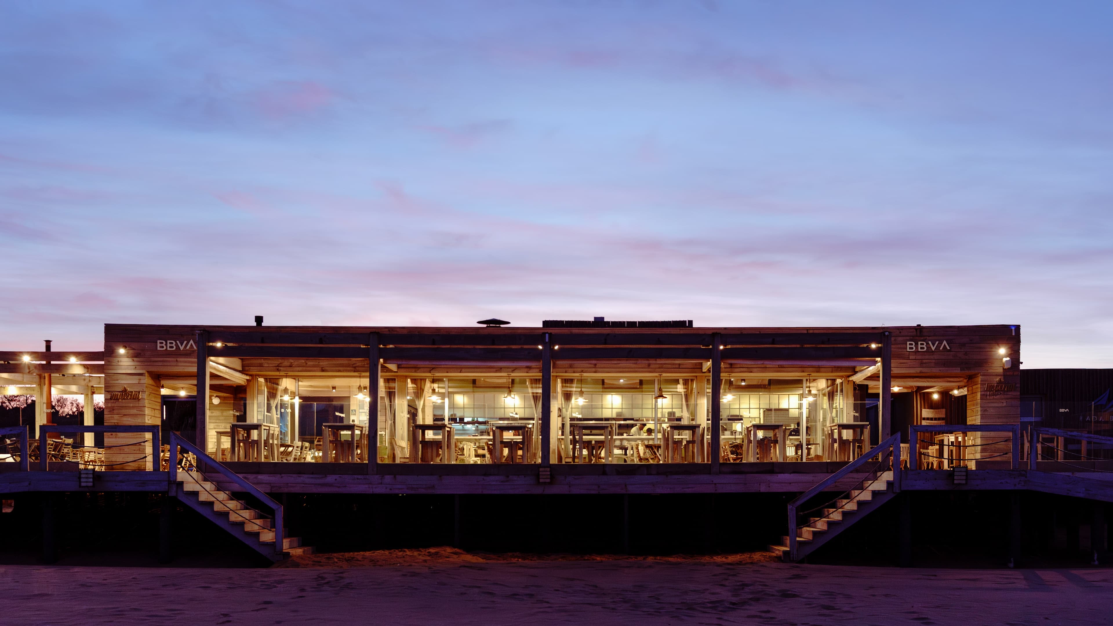 Rada Beach organiza cenas exclusivas de Navidad y Año Nuevo frente al mar en Pinamar Norte