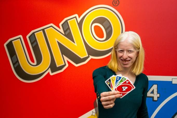 Mattel y Fundación ONCE presentan UNO Braille en Madrid con inscripciones en braille e iconos accesibles