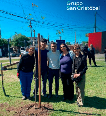 Grupo San Cristóbal llevó adelante una jornada de plantación de árboles en Rosario