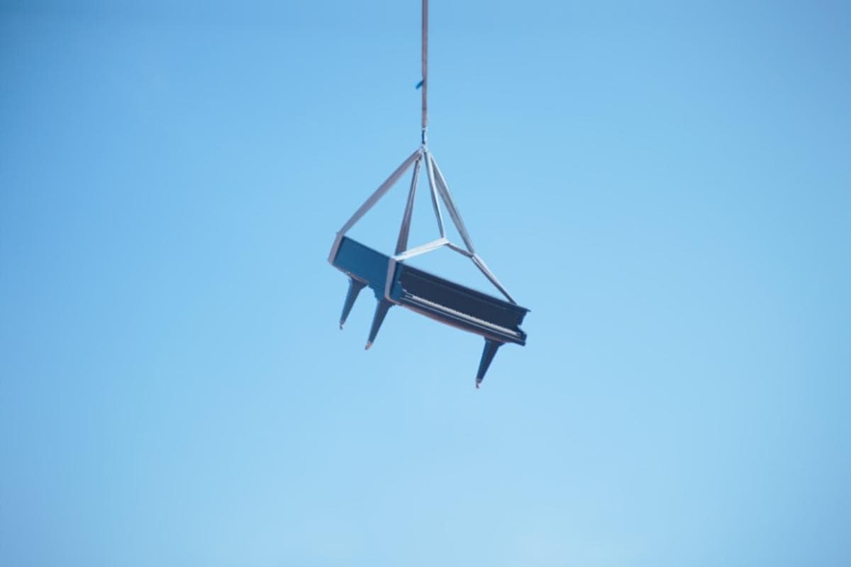 Estreno exclusivo en Mubi de The Piano Accident, comedia negra de Quentin Dupieux