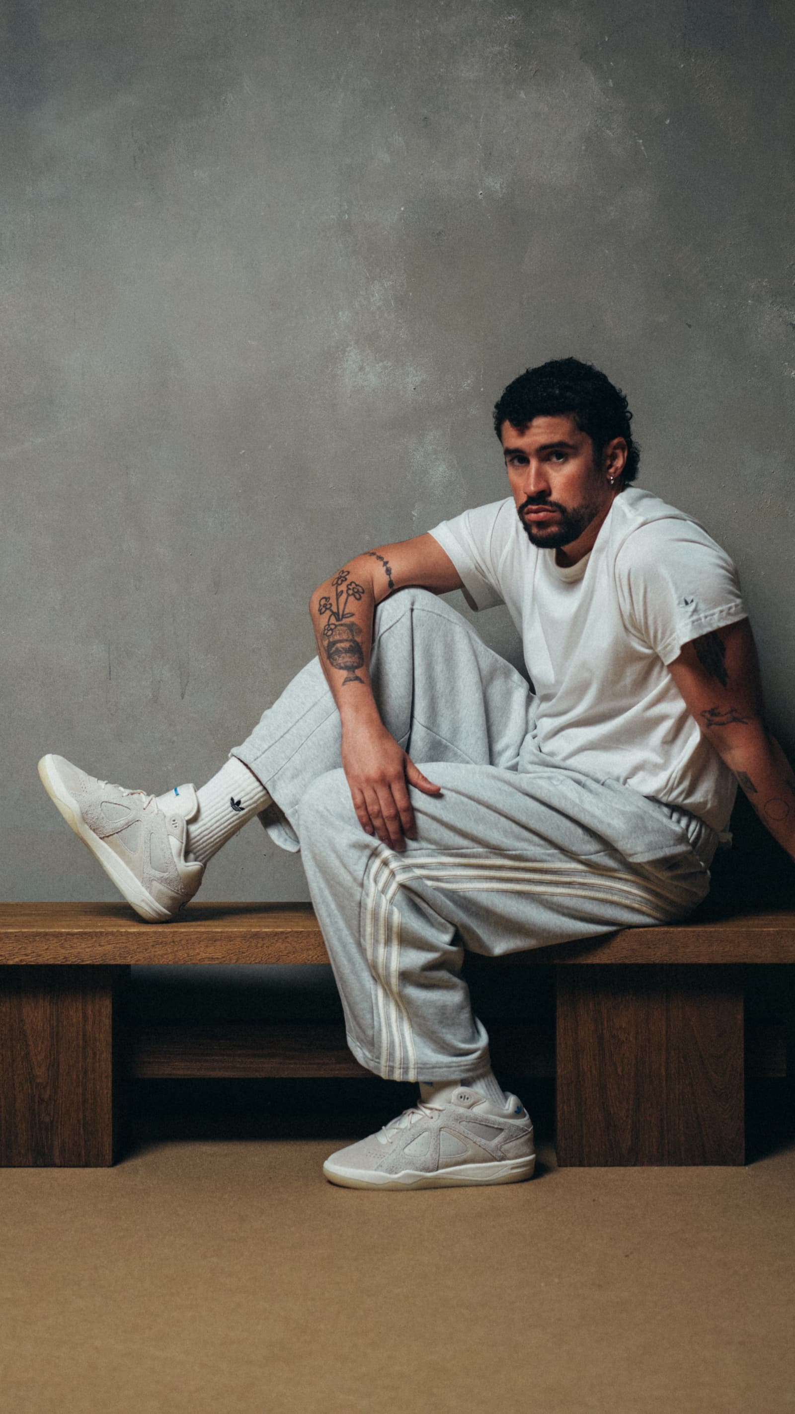 Bad Bunny y Adidas revelaron el BadBo 1.0 blanco durante el Super Bowl LX