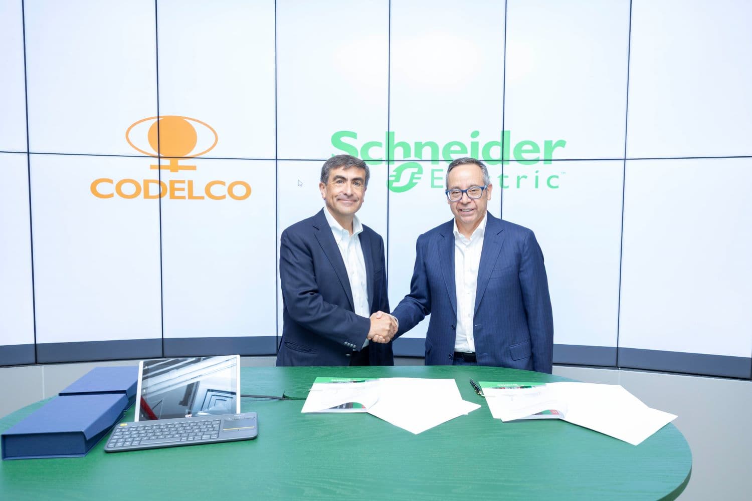 Codelco y Schneider Electric sellan acuerdo