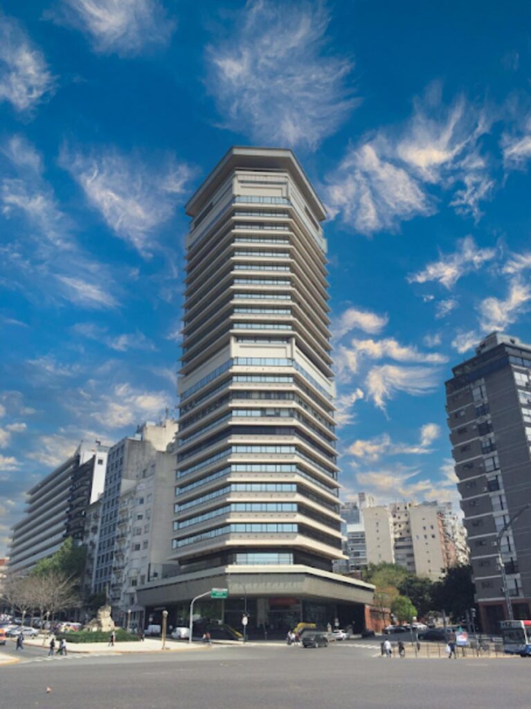 Waves moderniza la Torre Pirelli de Retiro con un plan de retrofit estratégico