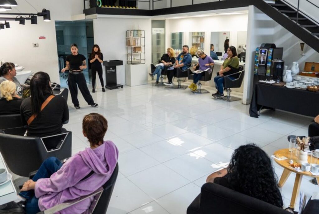 Henkel Argentina e It Gets Better capacitaron a 20 personas LGBTIQ+ en peluquería profesional