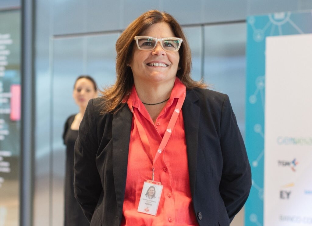 Adriana Alesina, de Santander: “(Nos aseguramos de) que la sostenibilidad forme parte estructural de la gestión”