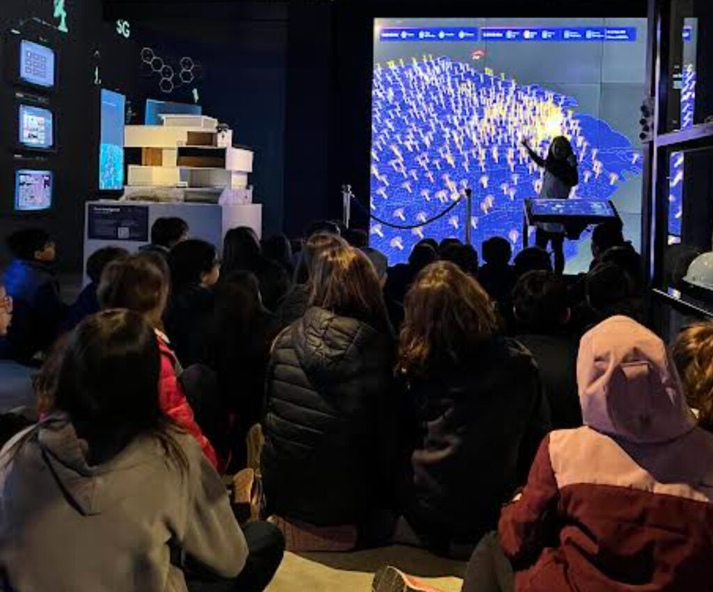 Fundación Movistar abre visitas educativas y talleres gratuitos de IA para escuelas en CABA