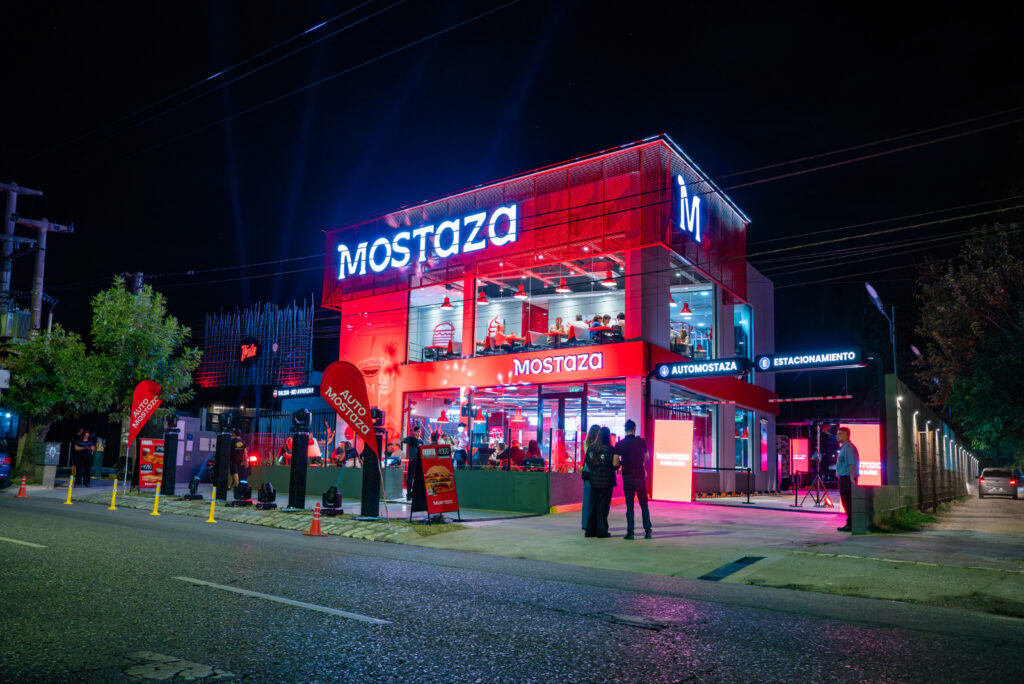 Mostaza proyecta invertir cerca de US$ 40 millones y abrir 30 locales en 2026