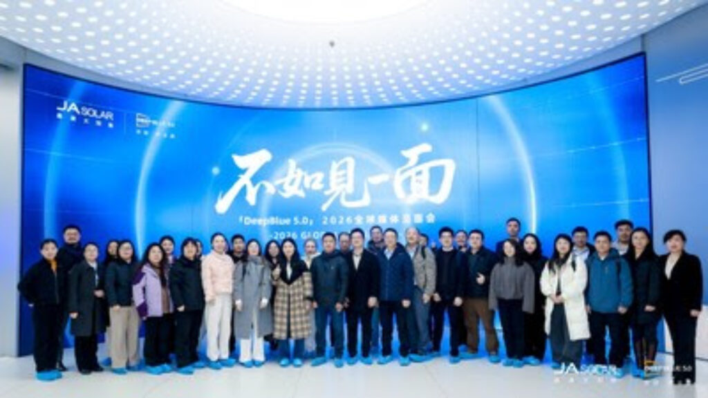 JA Solar mostró en Yangzhou el módulo DeepBlue 5.0 ante medios internacionales